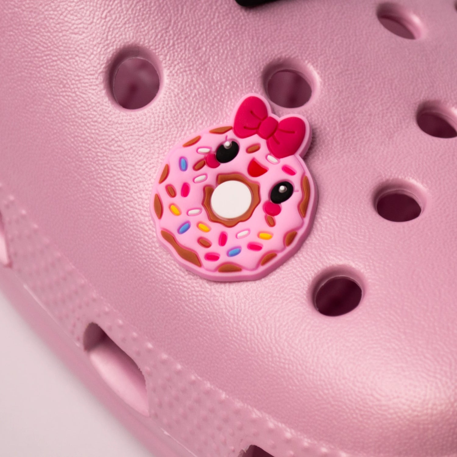 Przypinka crocs, croc charms w kształcie pączka, różowa