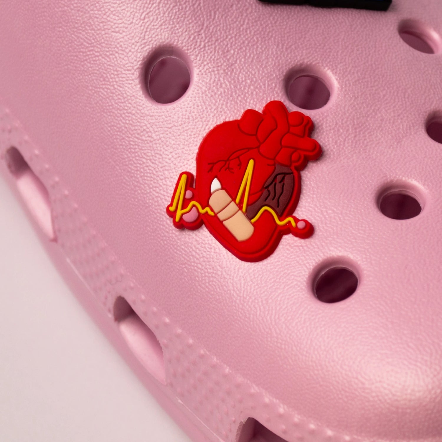 Przypinka crocs, croc charms w kształcie serca