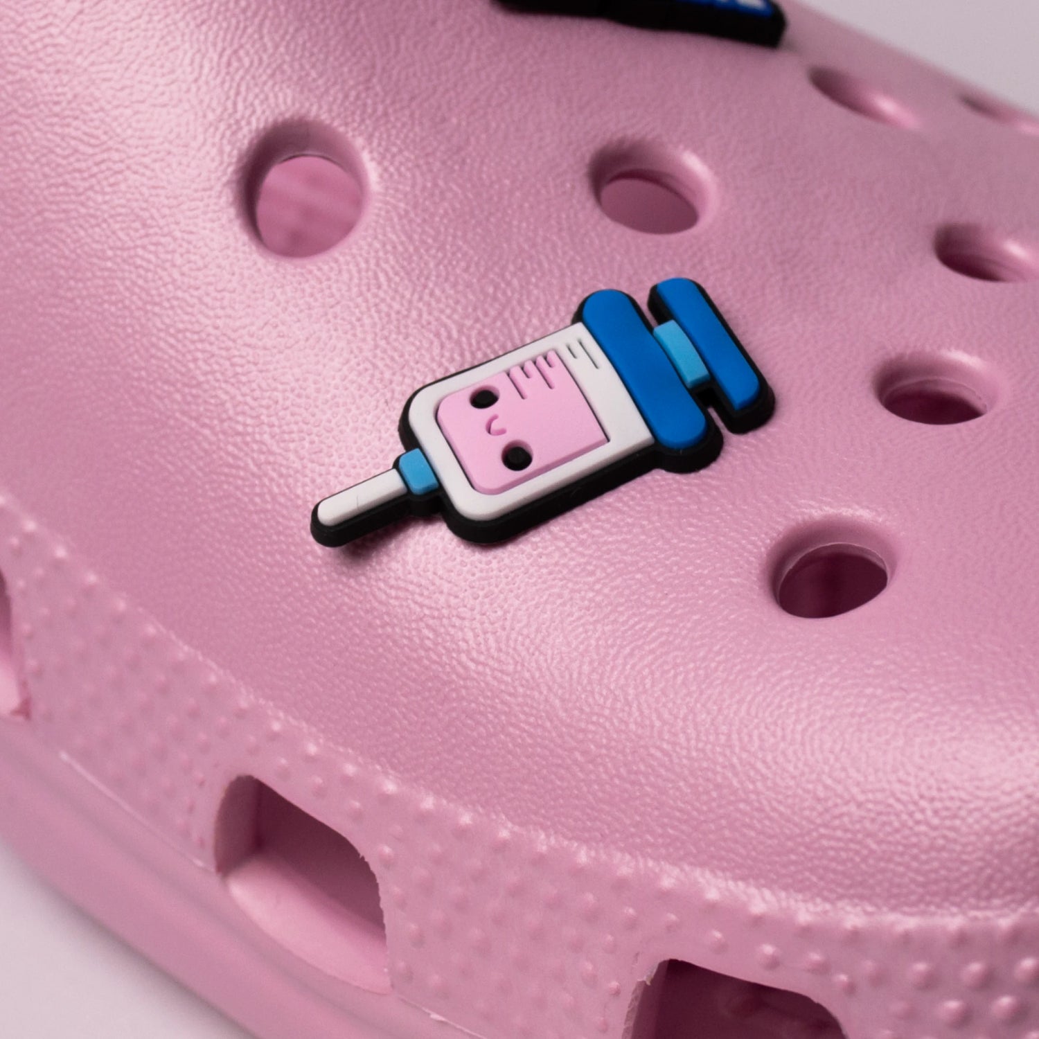 Przypinka crocs, croc charms w kształcie strzykawki, medyczna