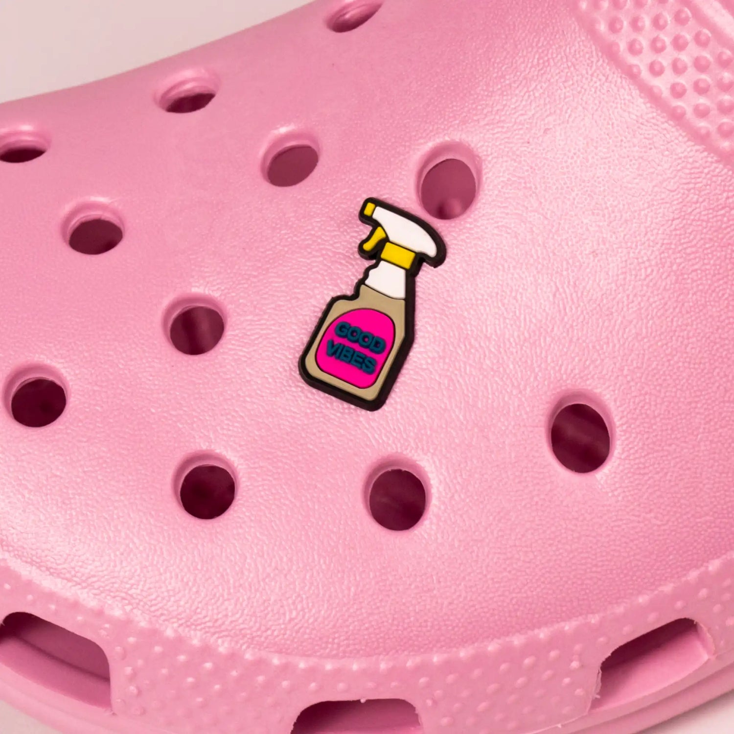 Przypinka crocs, croc charms good vibes