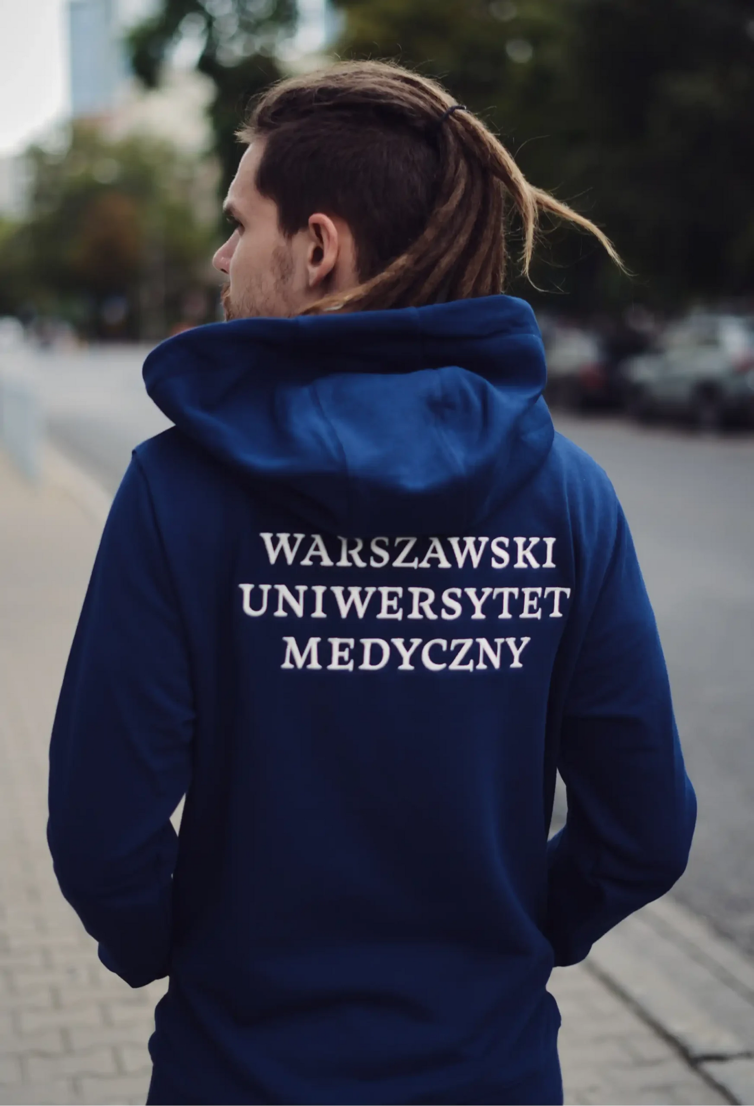 Hoodie WUM w kolorze granatowym, niebieskim z napisem 